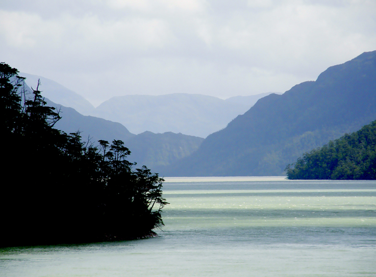 Einfahrt vom Pazifik in die chilenischen Fjorde