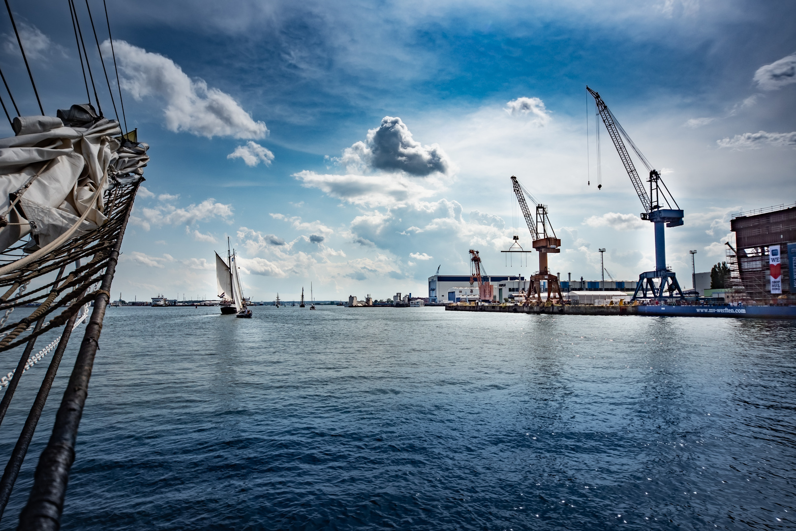 Einfahrt von Warnemünde nach Rostock