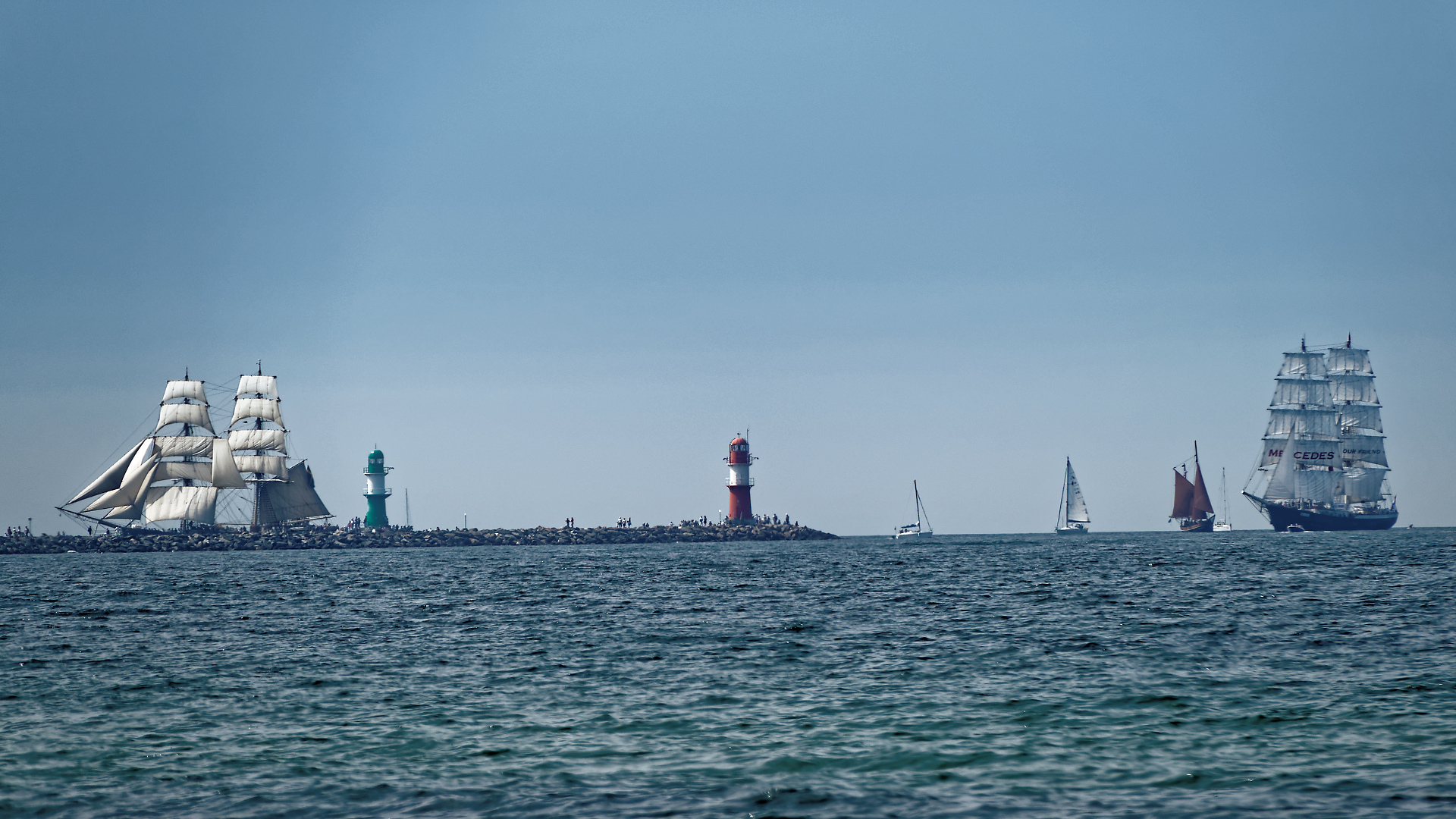 Einfahrt Warnemünde von 2 Großseglern zur HanseSail 2015