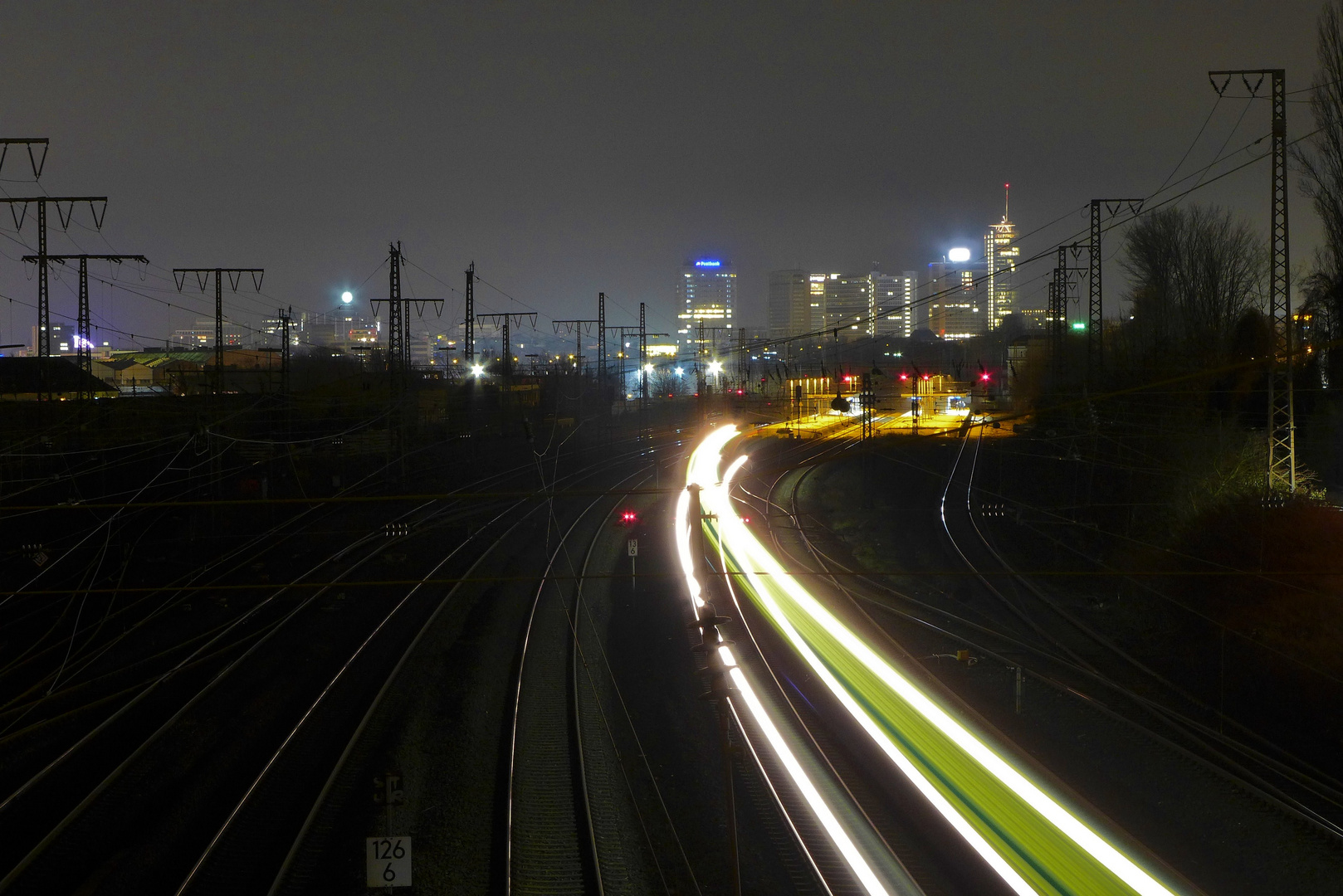 Einfahrt zum Bahnhof Essen West