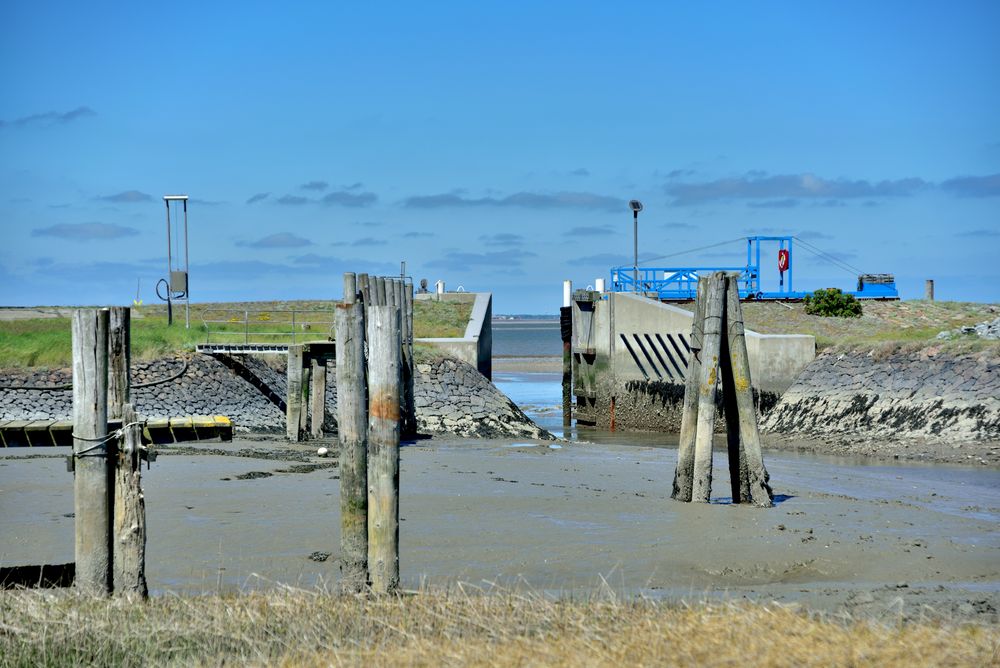 Einfahrt zum Hafen der Hallig Hooge