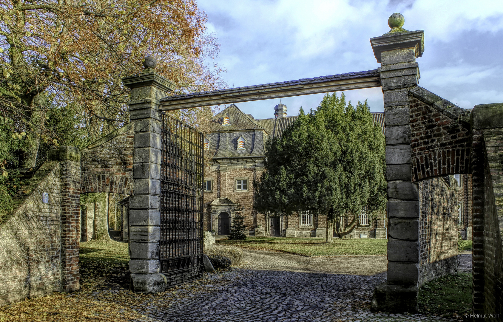 Einfahrt zum Kloster