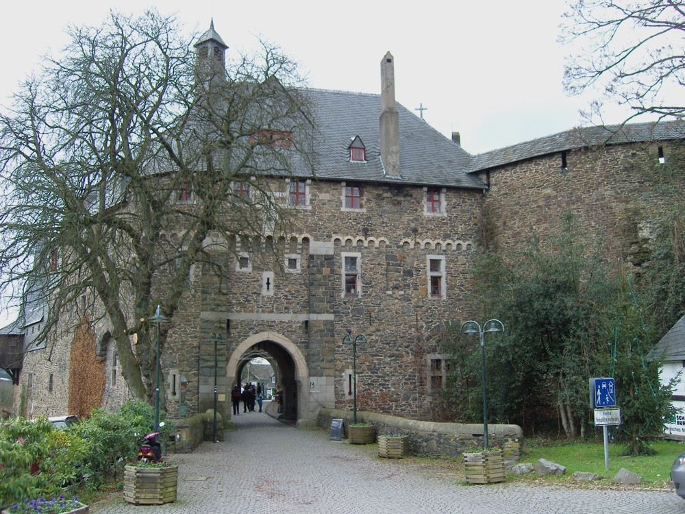 Einfahrt zum Schloss Burg an der Wupper (Solingen-Burg)