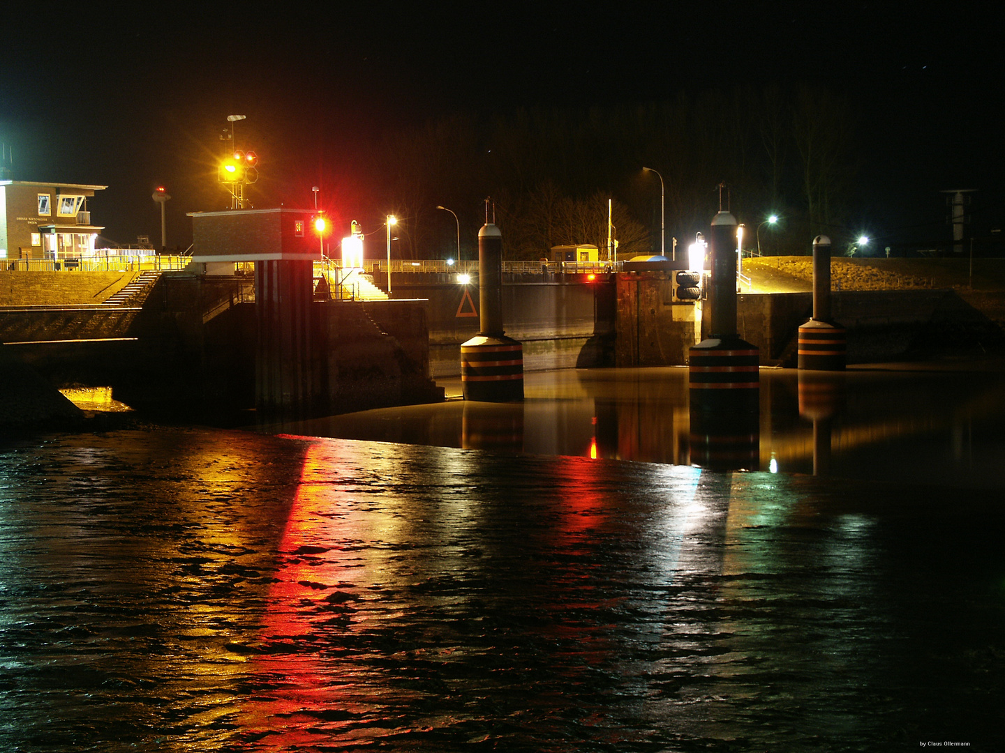 Einfahrt zur großen Seeschleuse in Emden in der Nacht