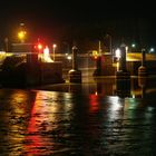 Einfahrt zur großen Seeschleuse in Emden in der Nacht