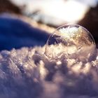 einfrierende Seifenblase im Schnee
