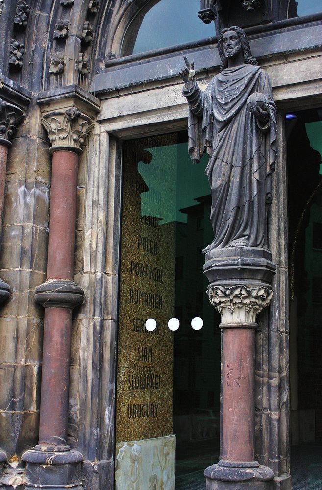 Eingang alter Turm Christuskirche in Bochum