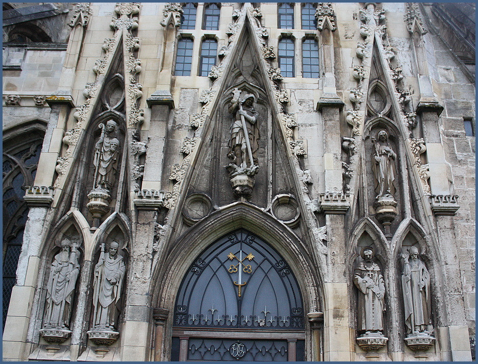 Eingang an der Nordseite der Kathedrale von Exeter s.u.