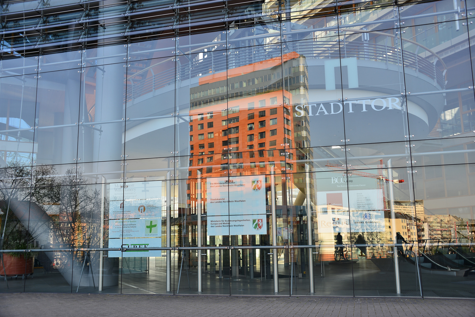 Eingang des Stadttor Düsseldorf mit Fassadenspiegelung