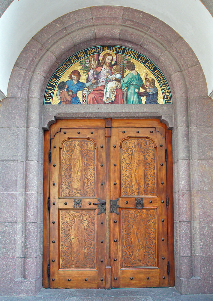 ..Eingang Herz-Jesu-Kirche..