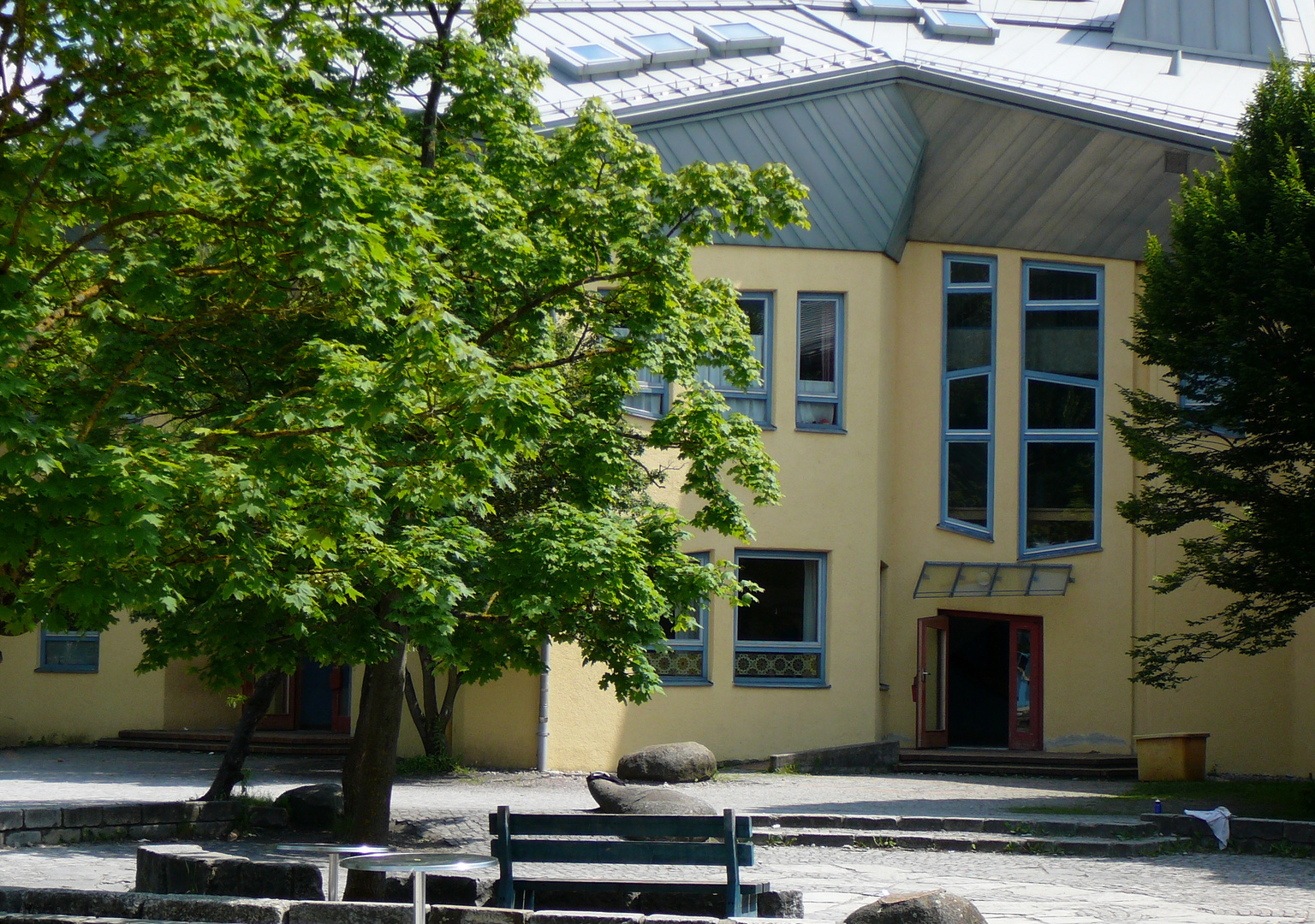 Eingang im Schulhof