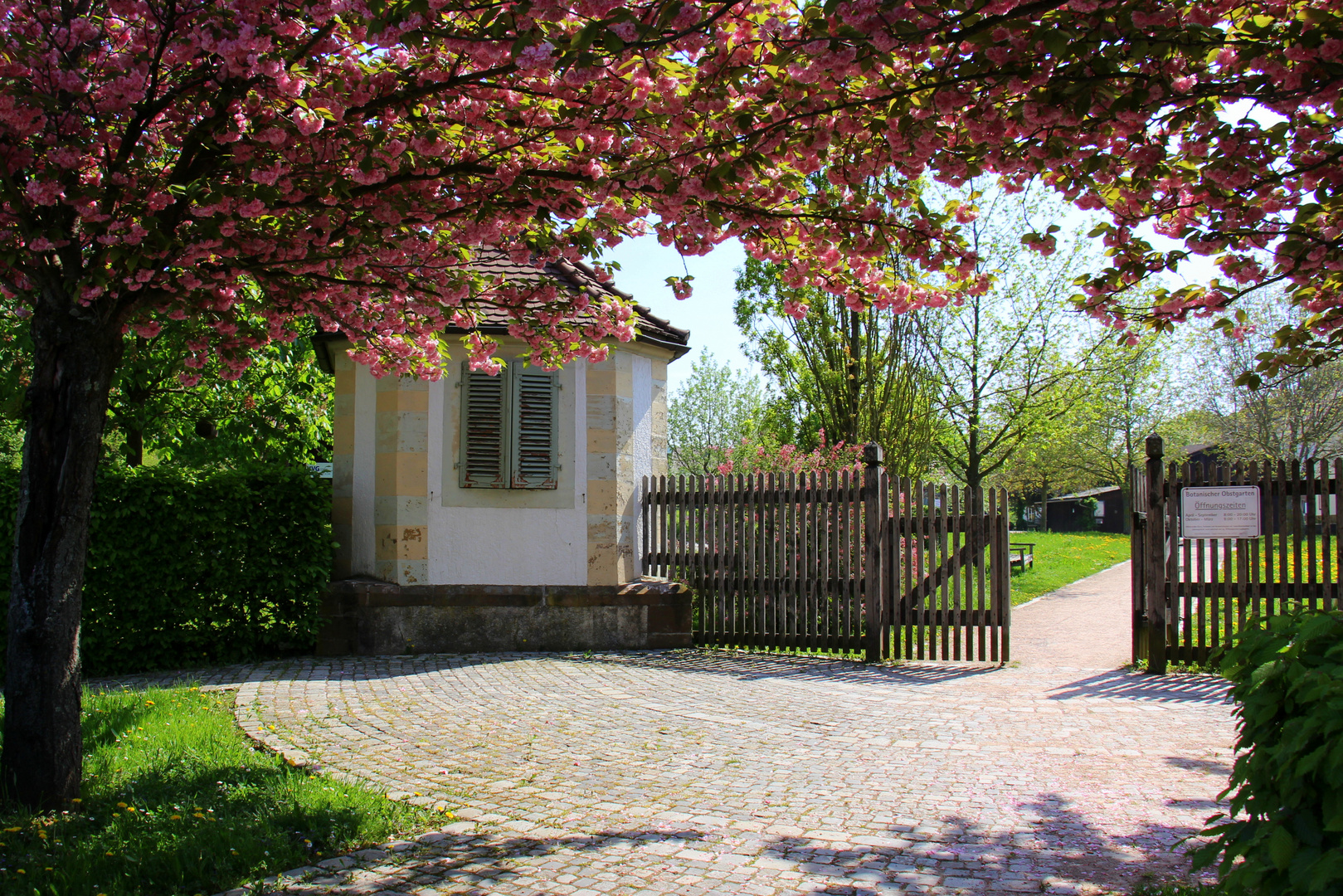 Eingang in den botanischen Obstgarten