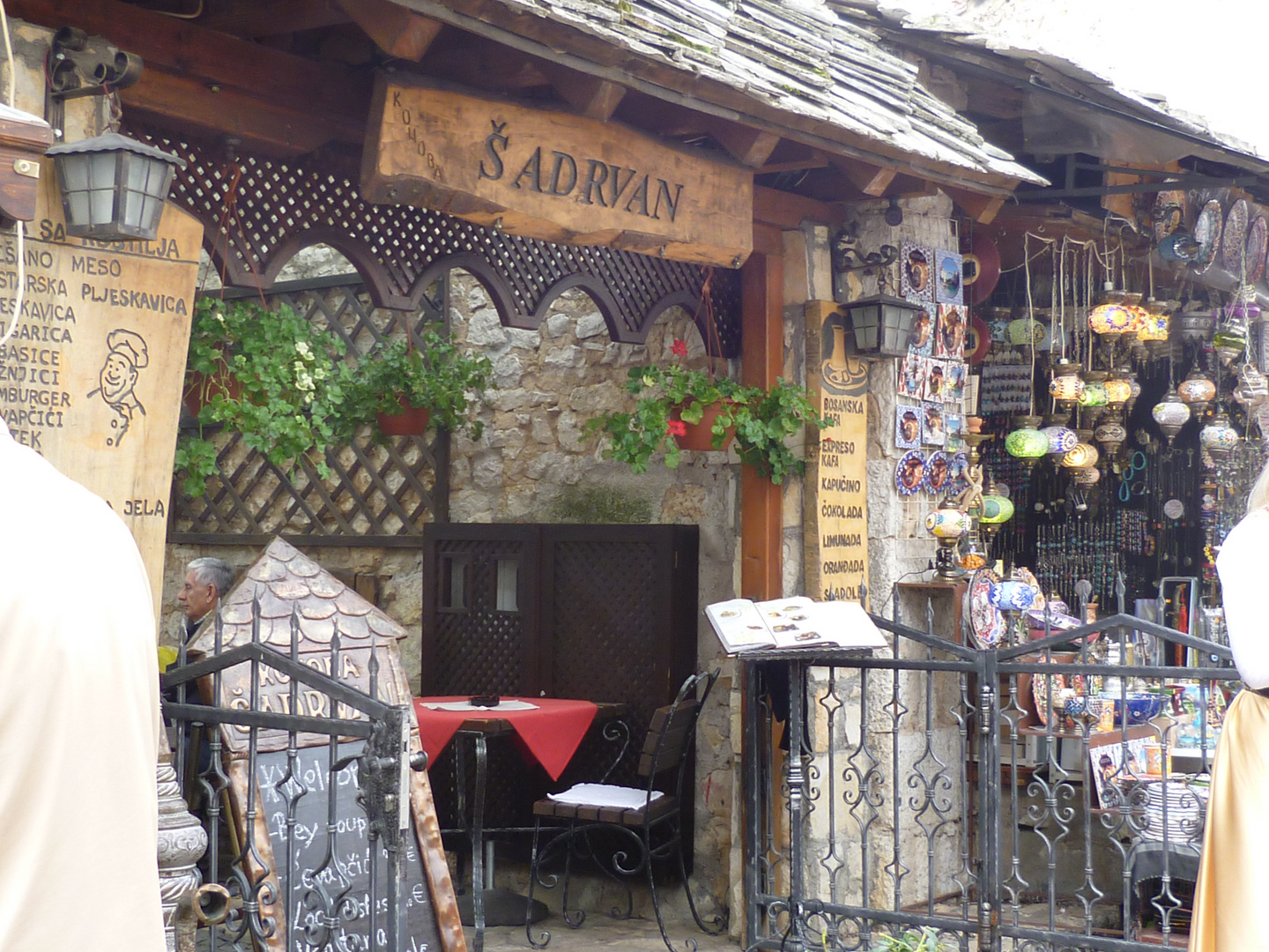 Eingang in ein Restaurant auf der "Alten Brücke" - Mostar