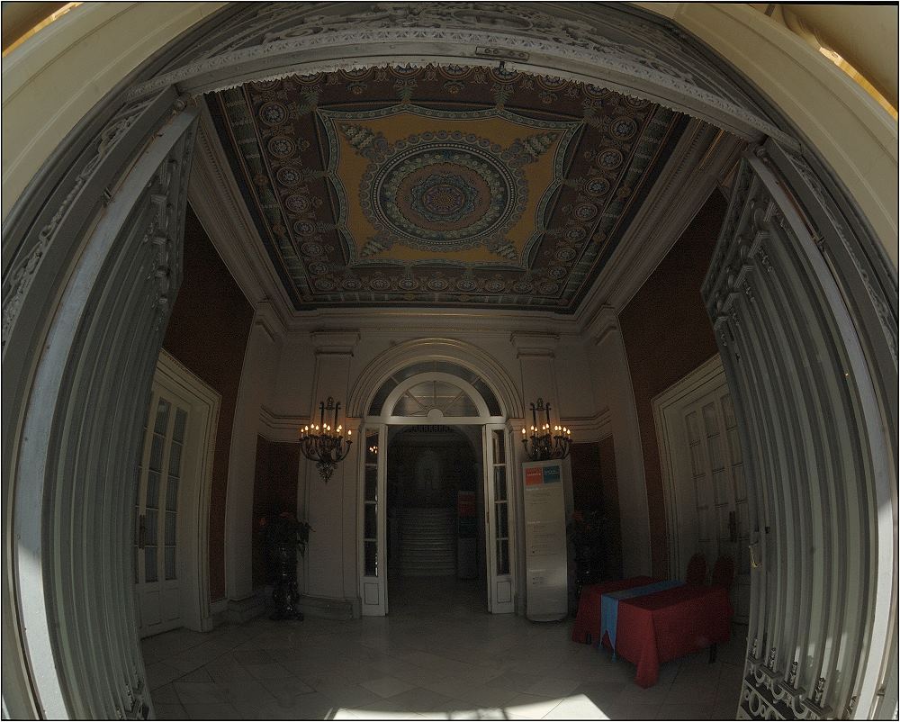 ... Eingang ins Palau Reial ...