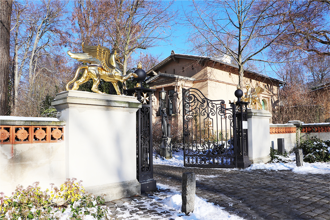 Eingang " Johannitertor " zum Schloss Glienicke