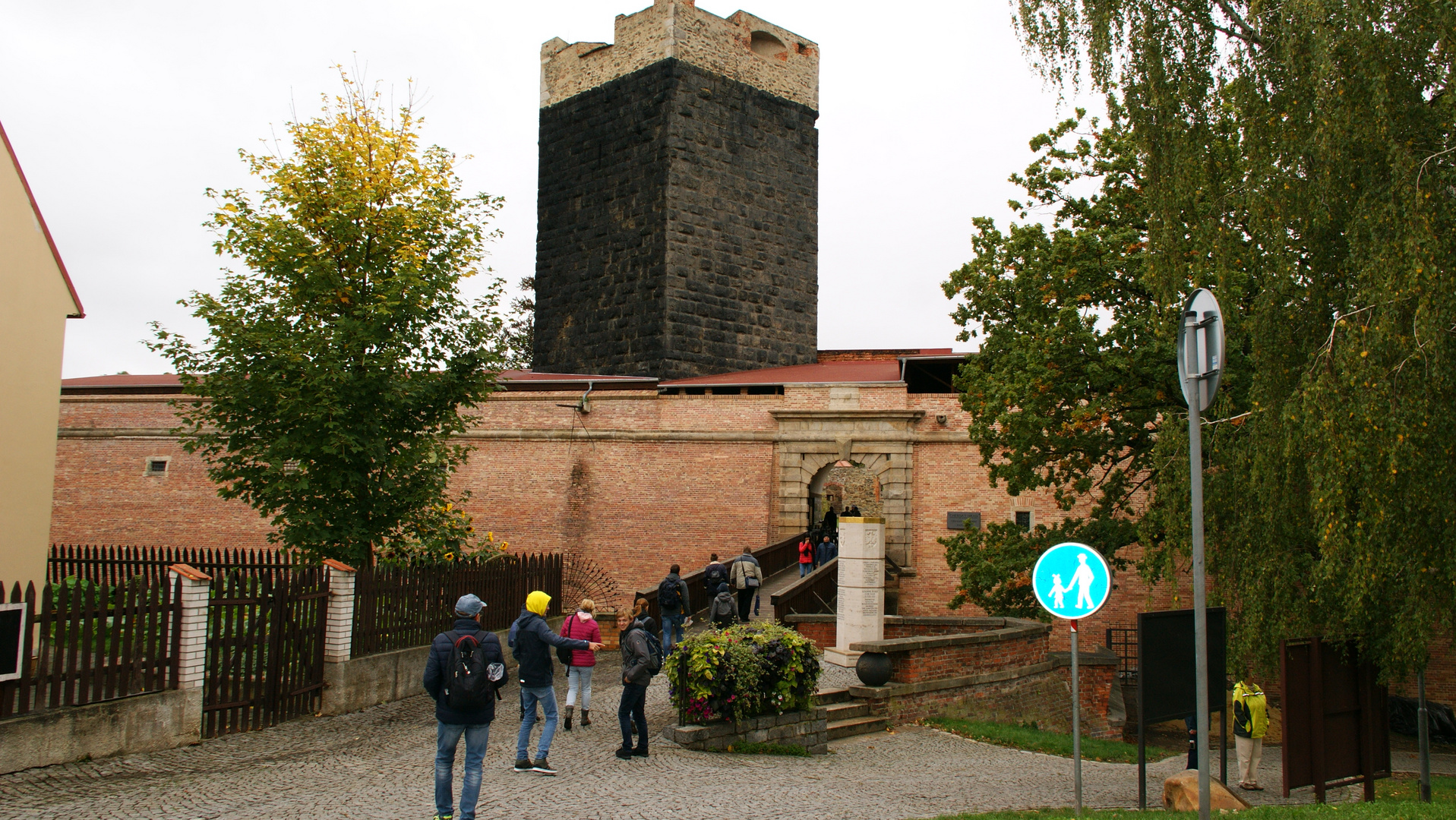 Eingang mit dem mächtigen schwarzen Turm - Burg Cheb - Hrad Cheb