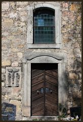 Eingang mit Kreuzigungsgruppe an der Kirche zu Eichfeld