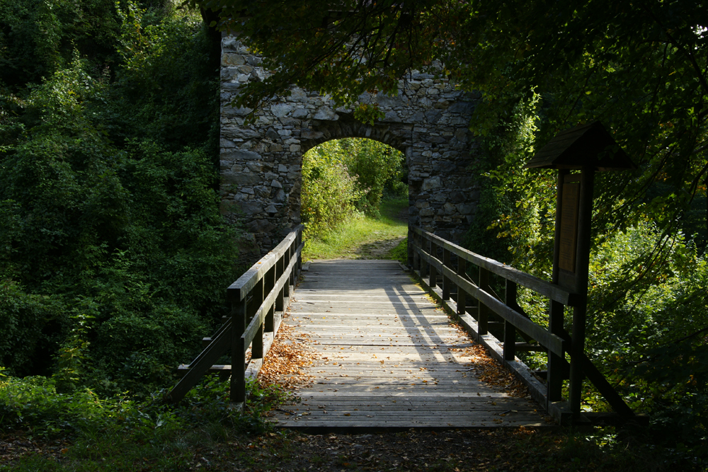 Eingang Ruine Haichenbach in Farbe