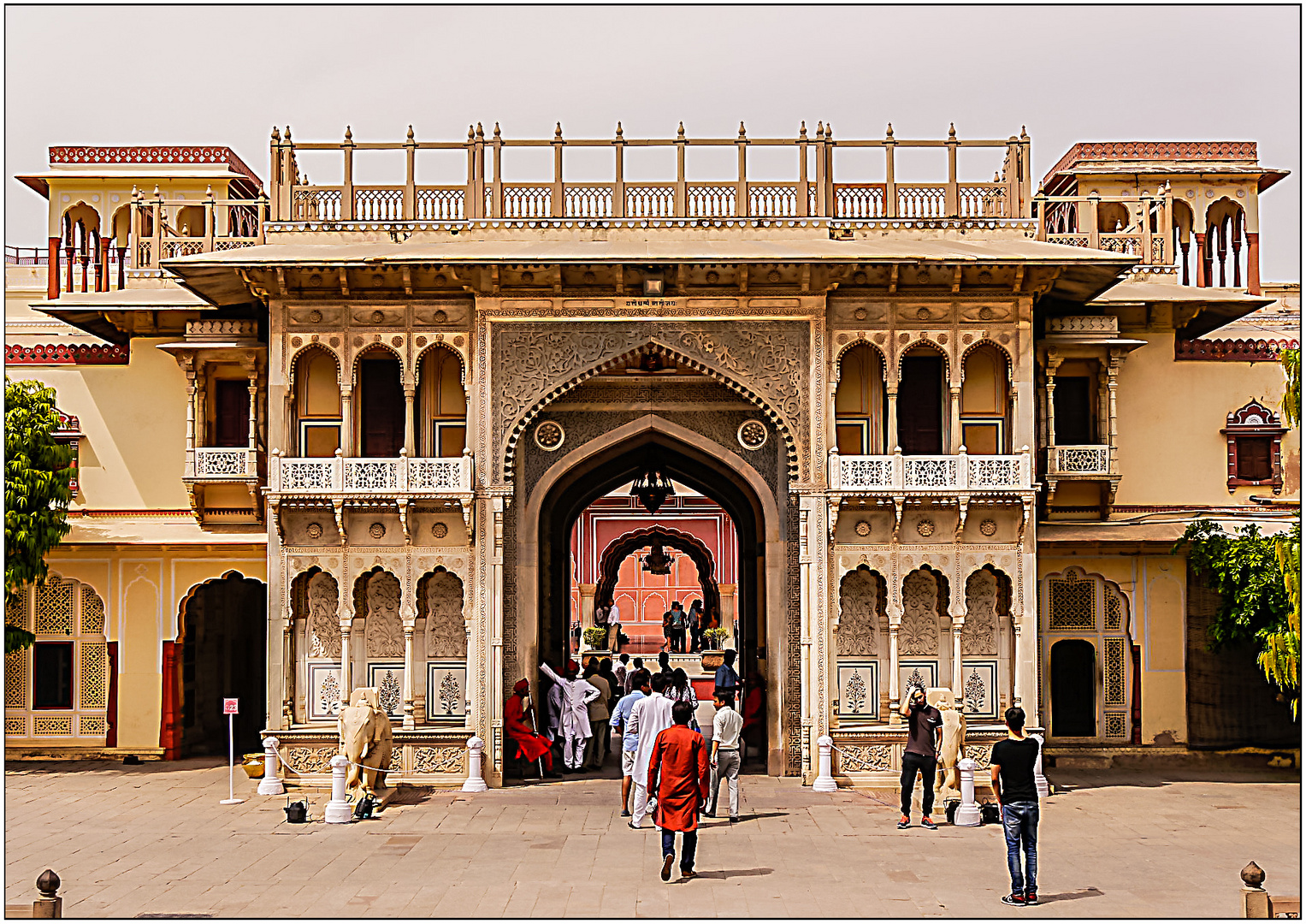 ...Eingang Stadtpalast Jaipur / Indien