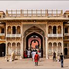 ...Eingang Stadtpalast Jaipur / Indien