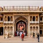 ...Eingang Stadtpalast Jaipur / Indien