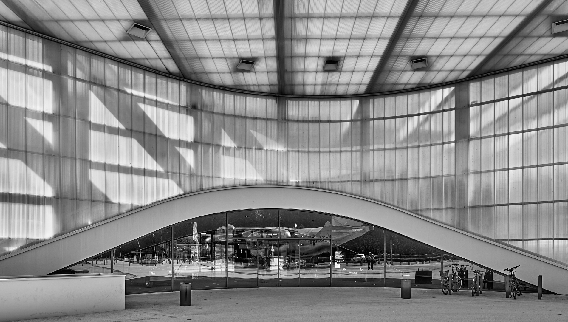 Eingang vom Dornier Museum in Friedrichshafen im Gegenlicht, in den Scheiben der Ein-Ausgangstüren..