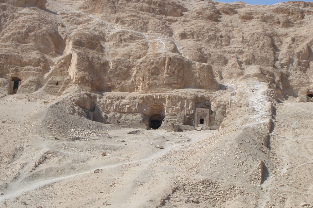 Eingang zu einem Höhlengrab in der Nähe des Totentempel der Hatschepsut