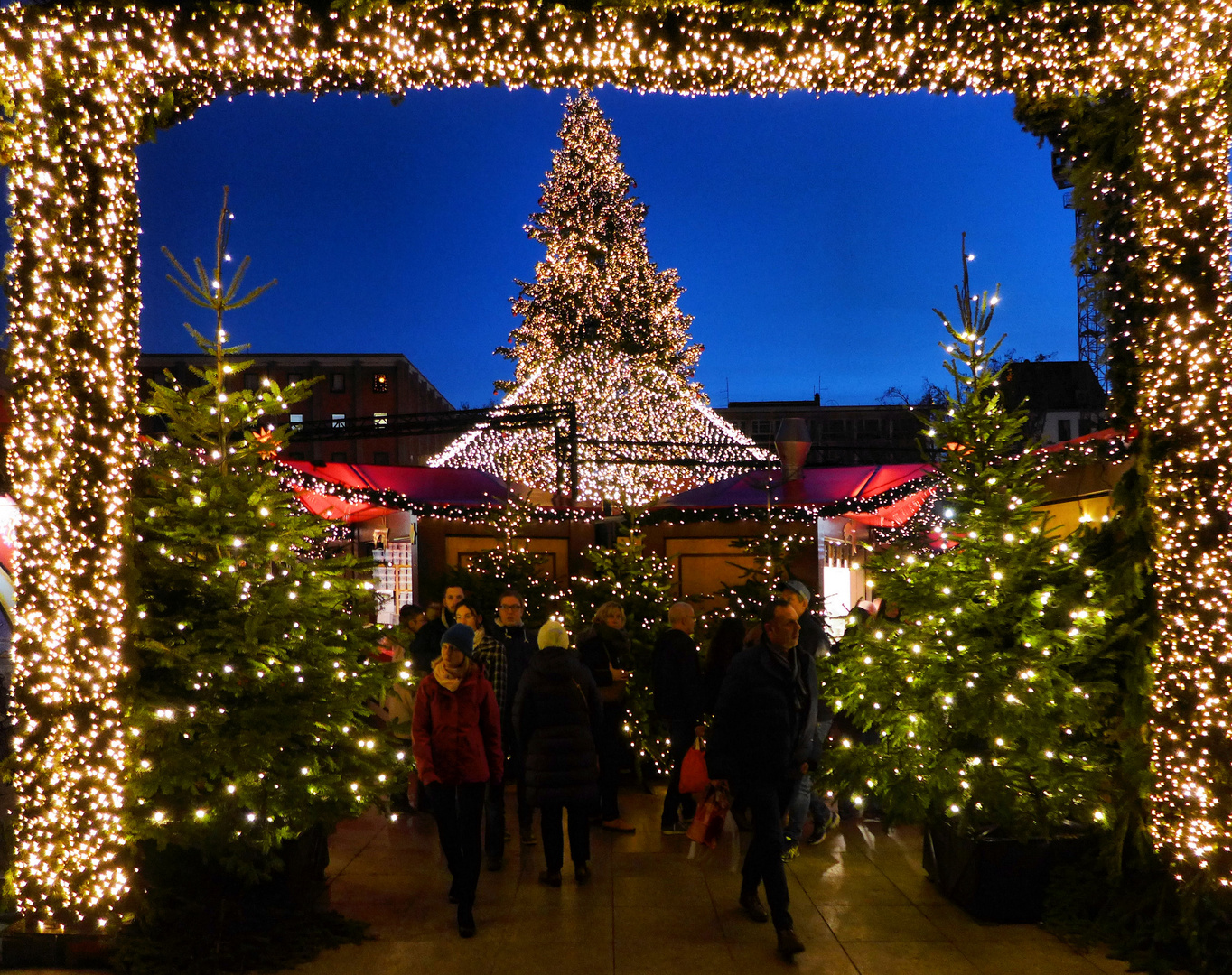 Eingang zu einem Kölner Weihnachtsmarkt