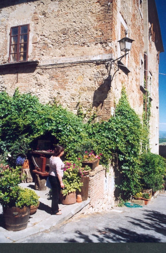 Eingang zu einer der vielen Vinotheken in Montalcino