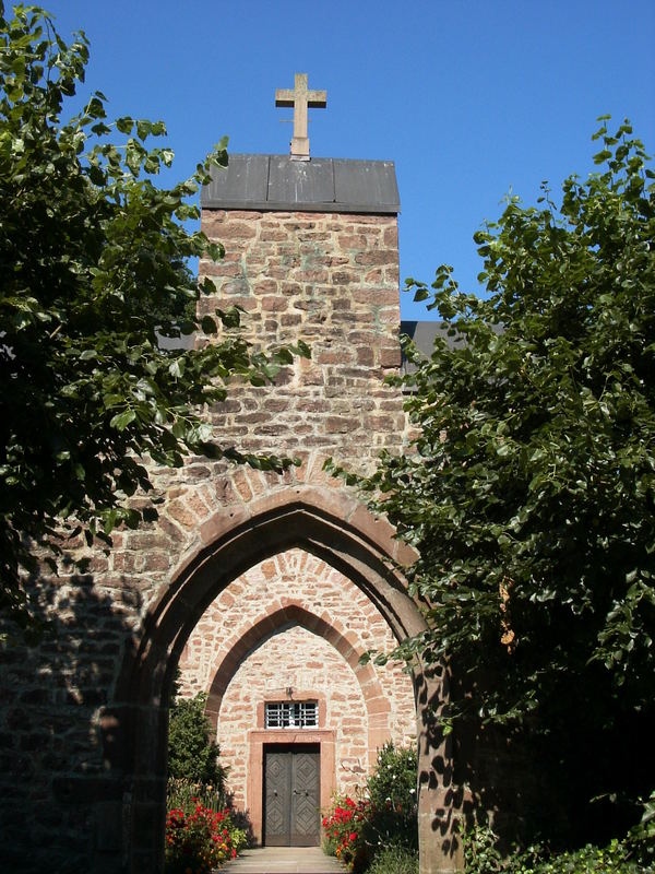 Eingang zu einer kleinen Dorfkirche im Odenwald