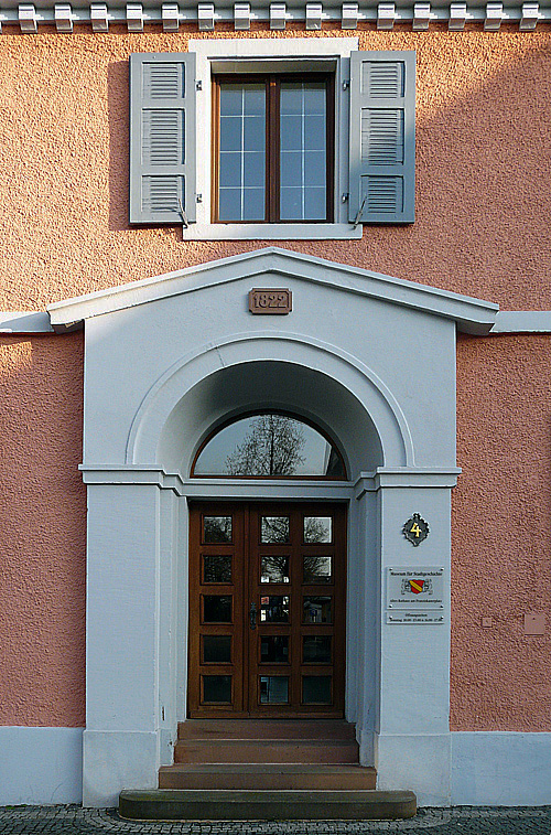 Eingang zum alten Schul- und Rathaus