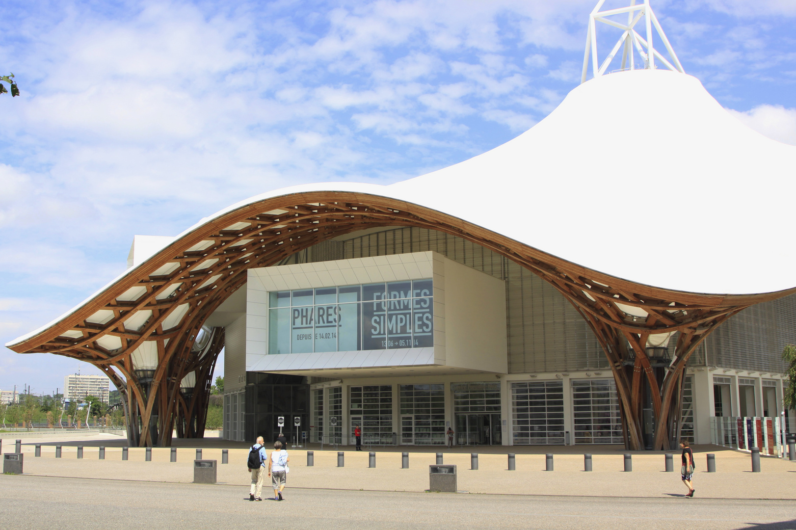 eingang zum centre pompidou in metz