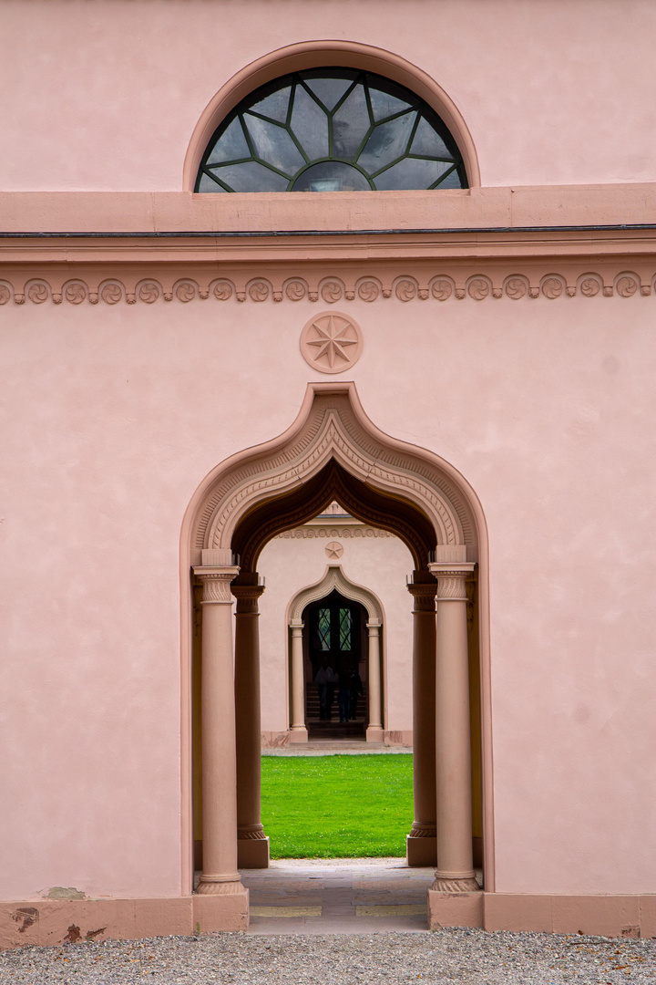 Eingang zum Innenbereich der Moschee in Schwetzingen
