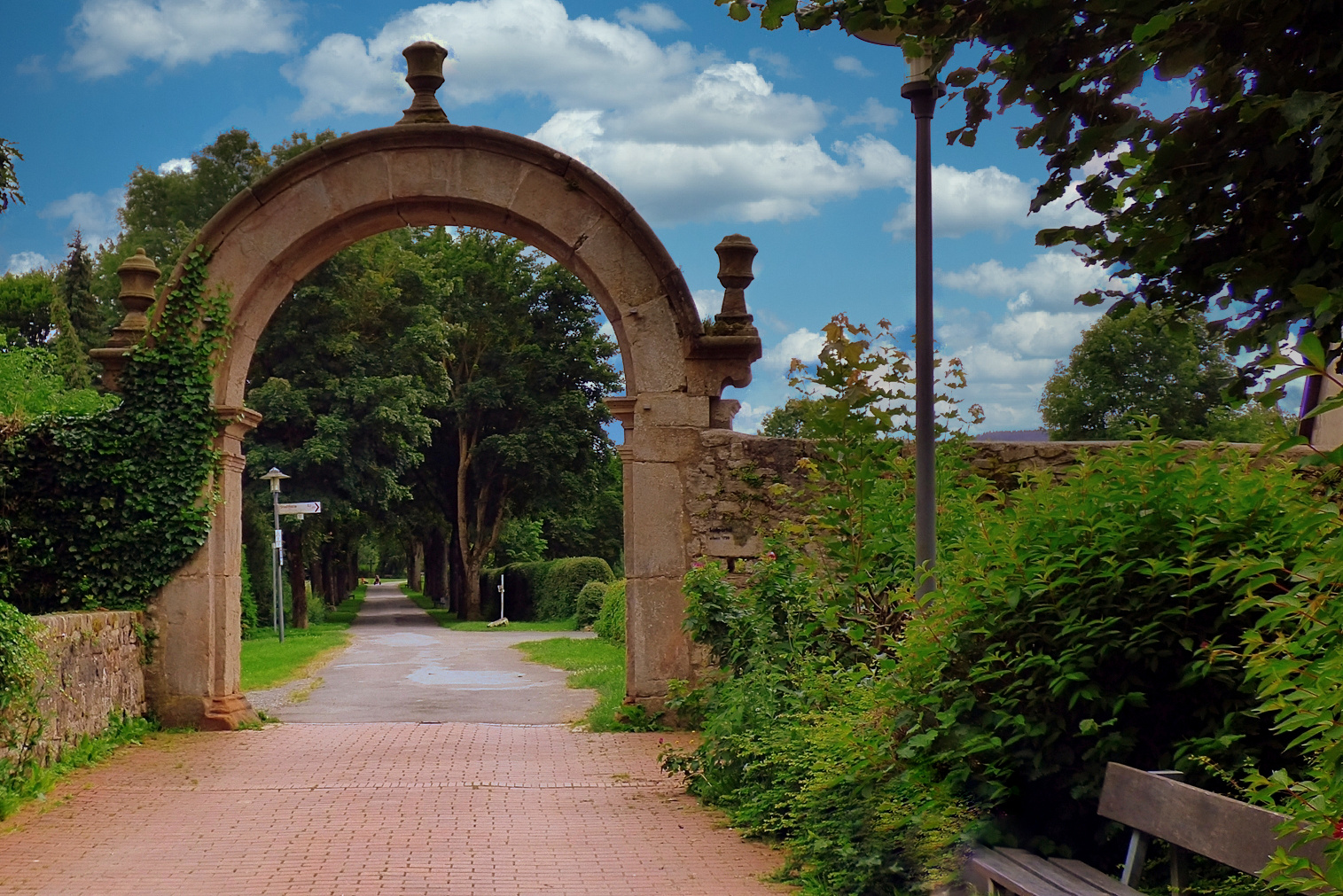 Eingang zum Klostergarten . . .