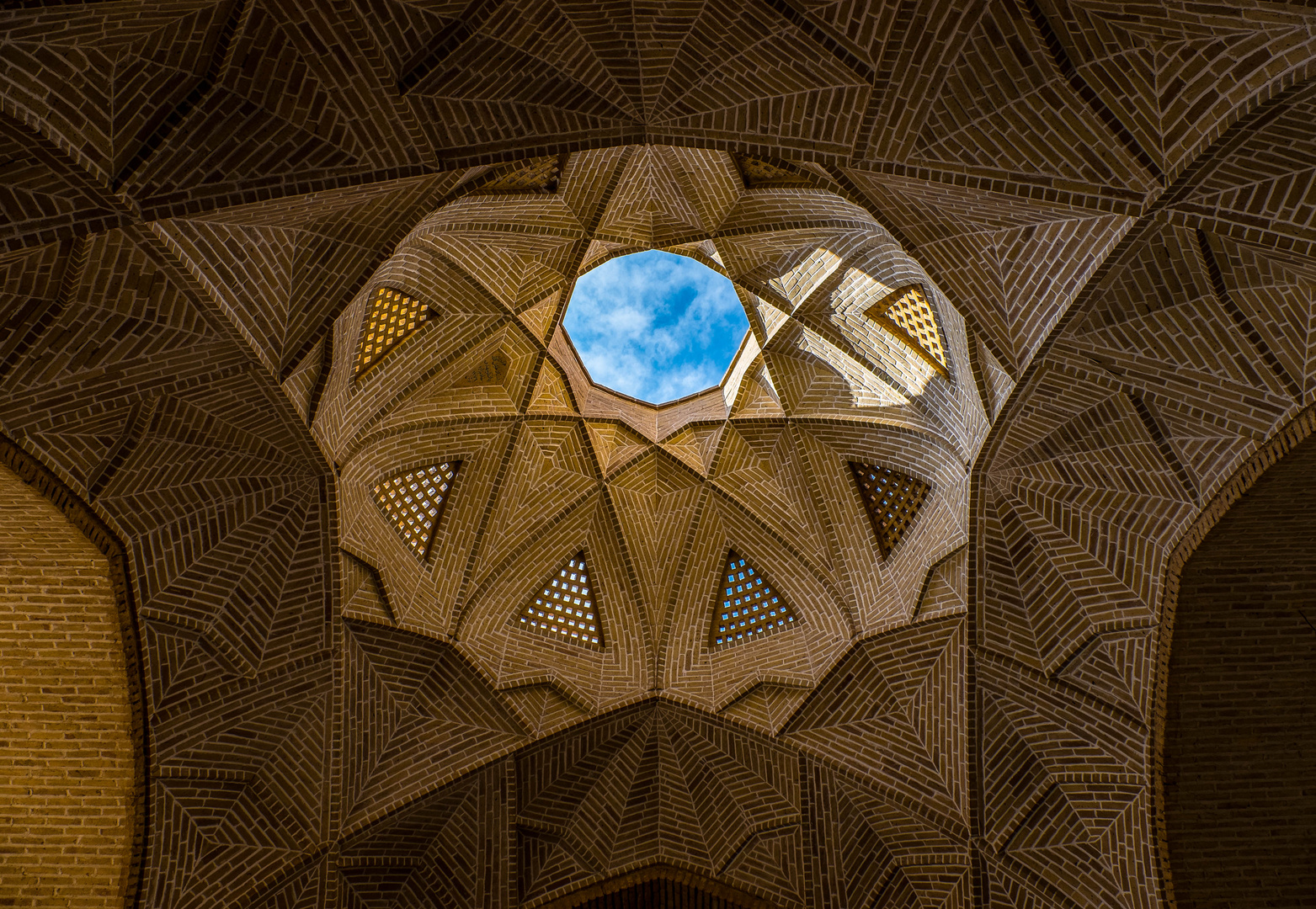 Eingang zum Kühlturm in Yazd