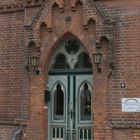 Eingang zum Regenbogenhaus, einem evangelischen Kindergarten in Neubrandenburg