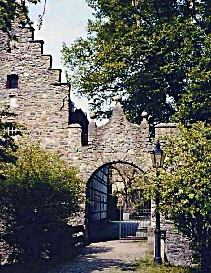 Eingang zum Wasserschloss Haus zum Haus Ratingen