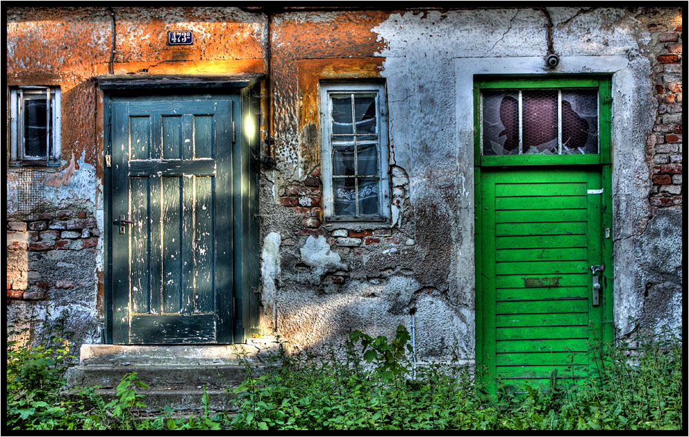 Eingang zur 8-Raumwohnung 473a und Lieferranteneingang "Greendoor"