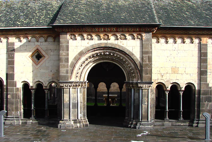 Eingang zur Basilika Maria Laach