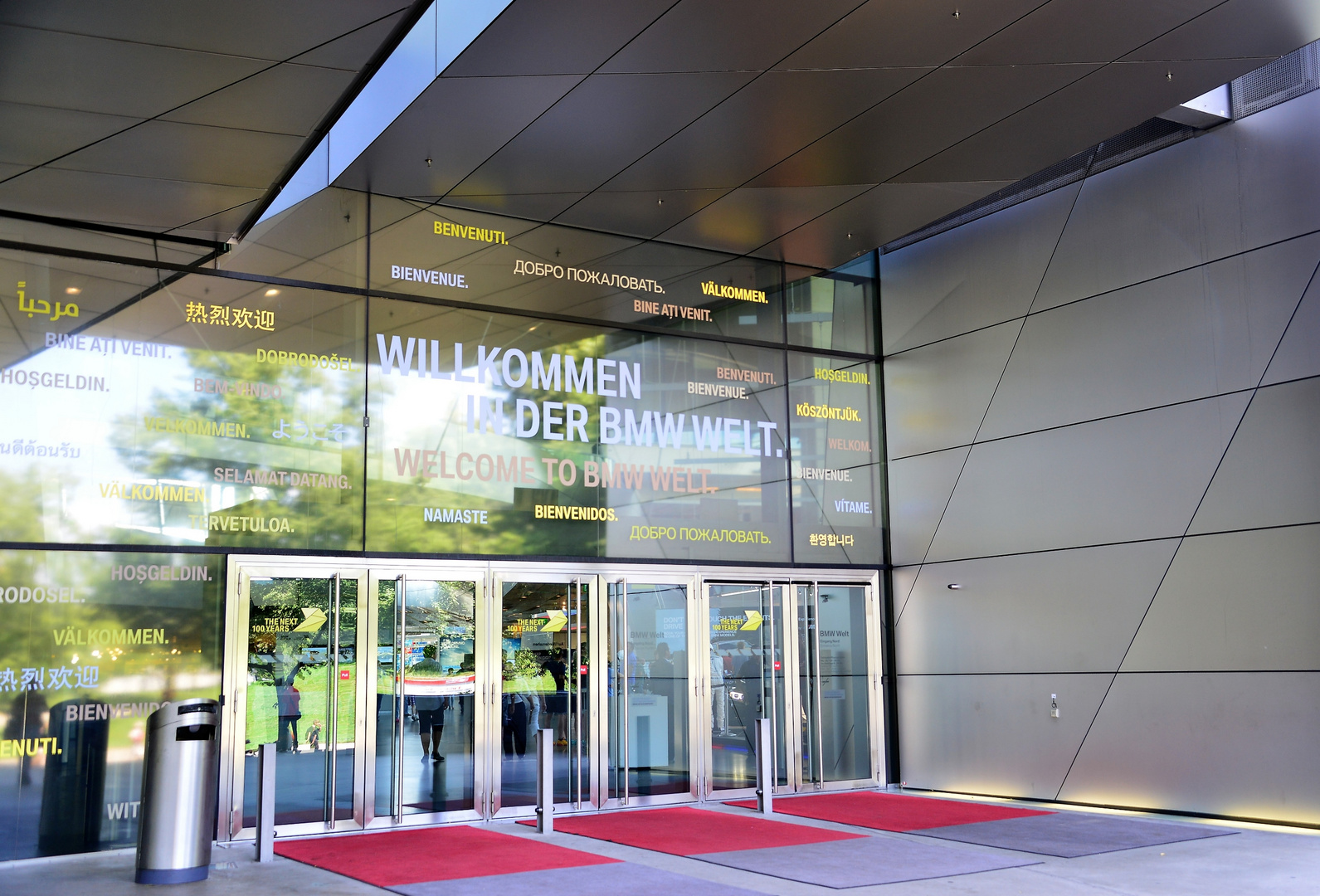 Eingang zur BMW Welt in München