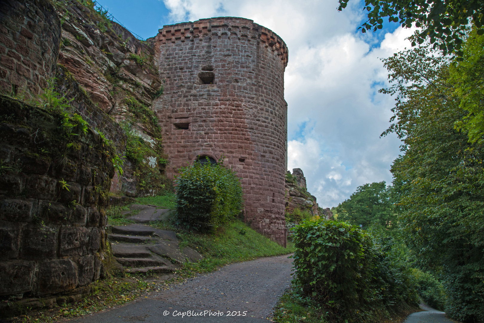 Eingang zur Burg Altdahn Grafendahn Tanstein