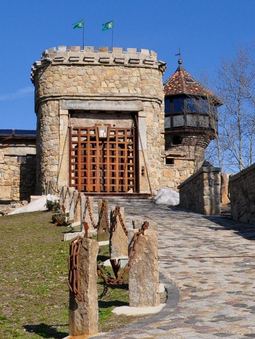 Eingang zur Burg in Mortka