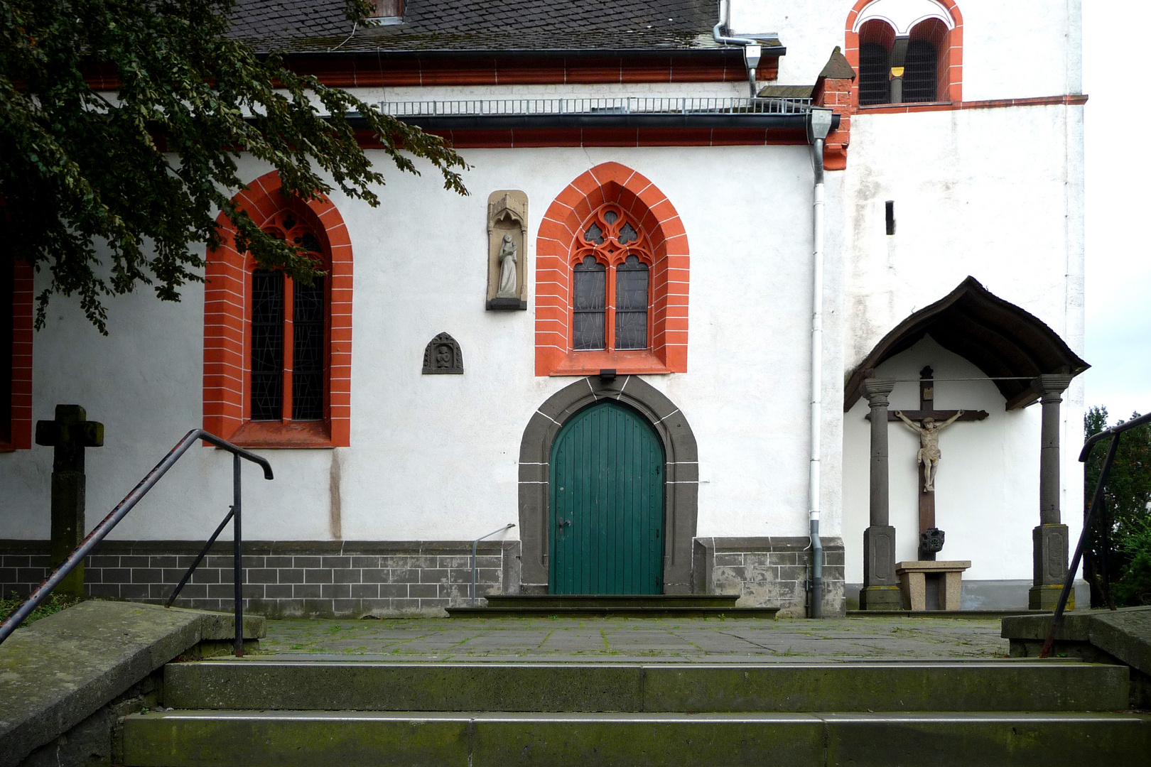 Eingang zur Genovevakirche Obermendig / Eifel