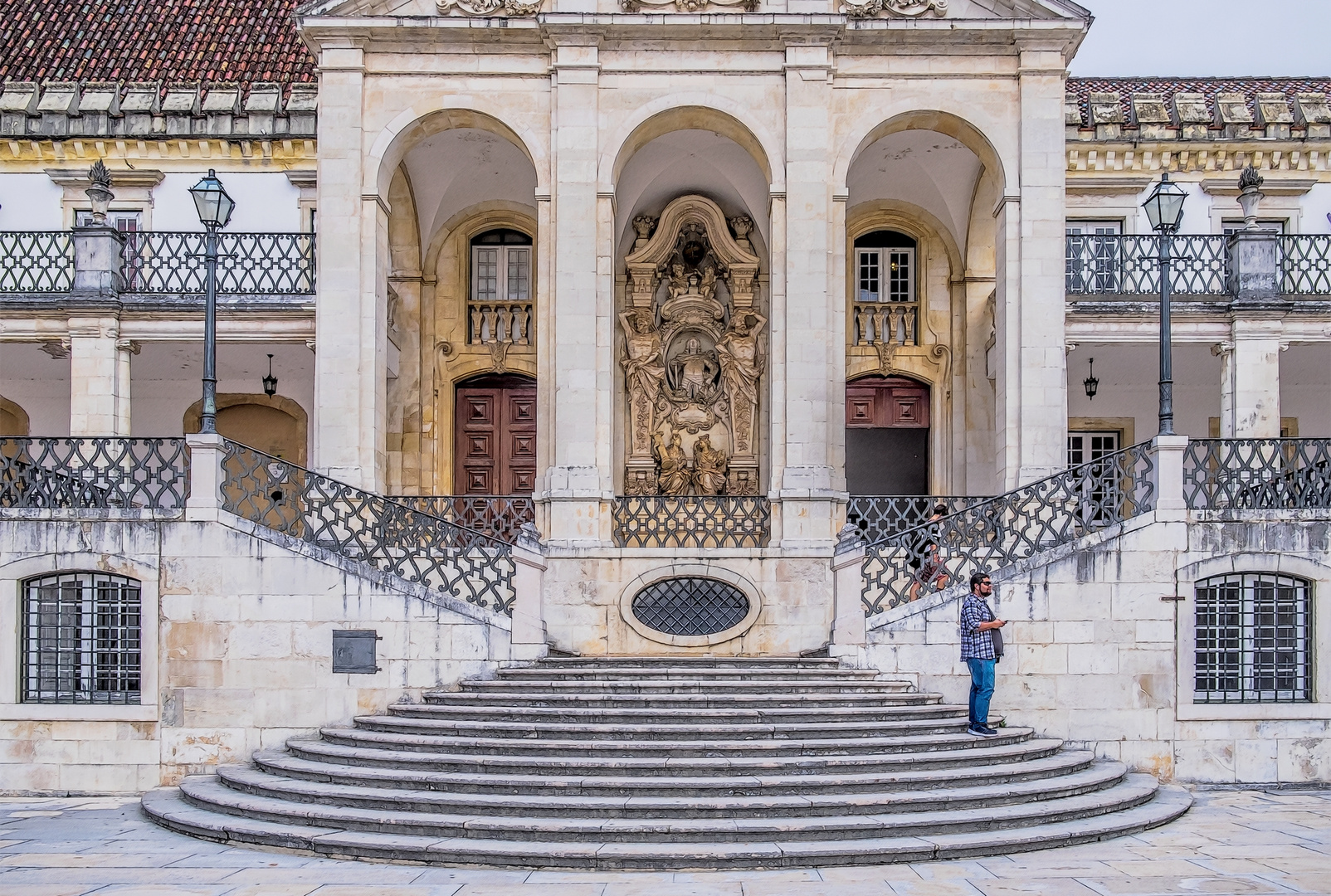 Eingang zur juristischen Fakultät der Uni in Coimbra