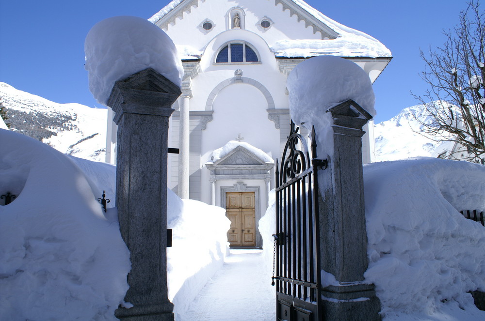 Eingang zur Kirche Andermatt