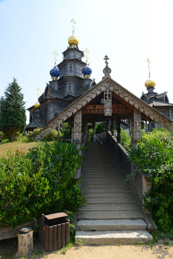 Eingang zur Russisch-orthodoxen Holzkirche