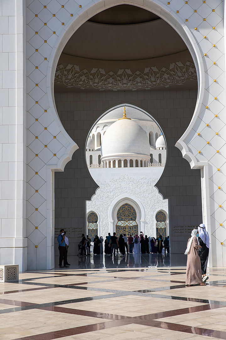 Eingang zur Sheik Zayed Moschee