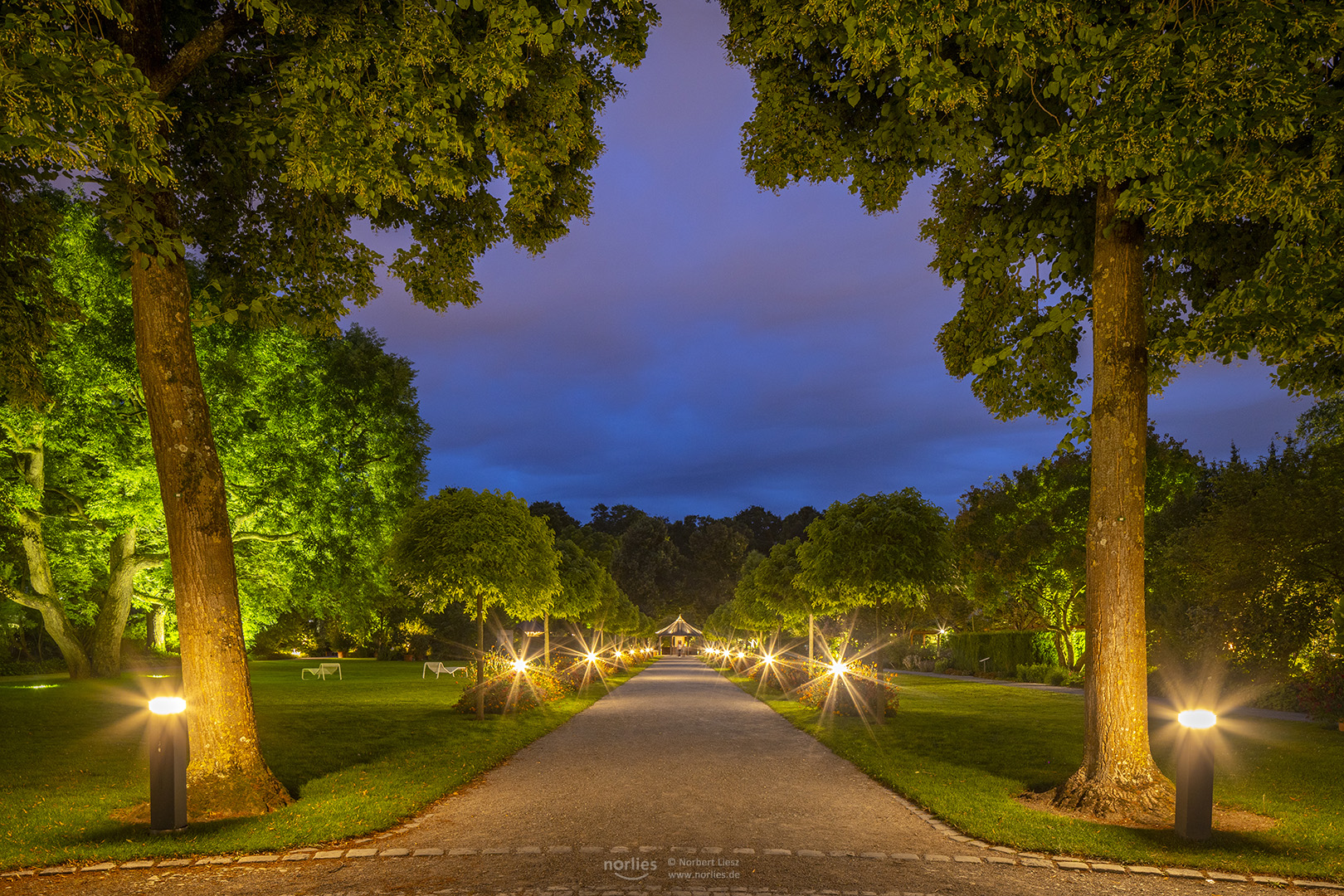 Eingangsallee mit Lichter