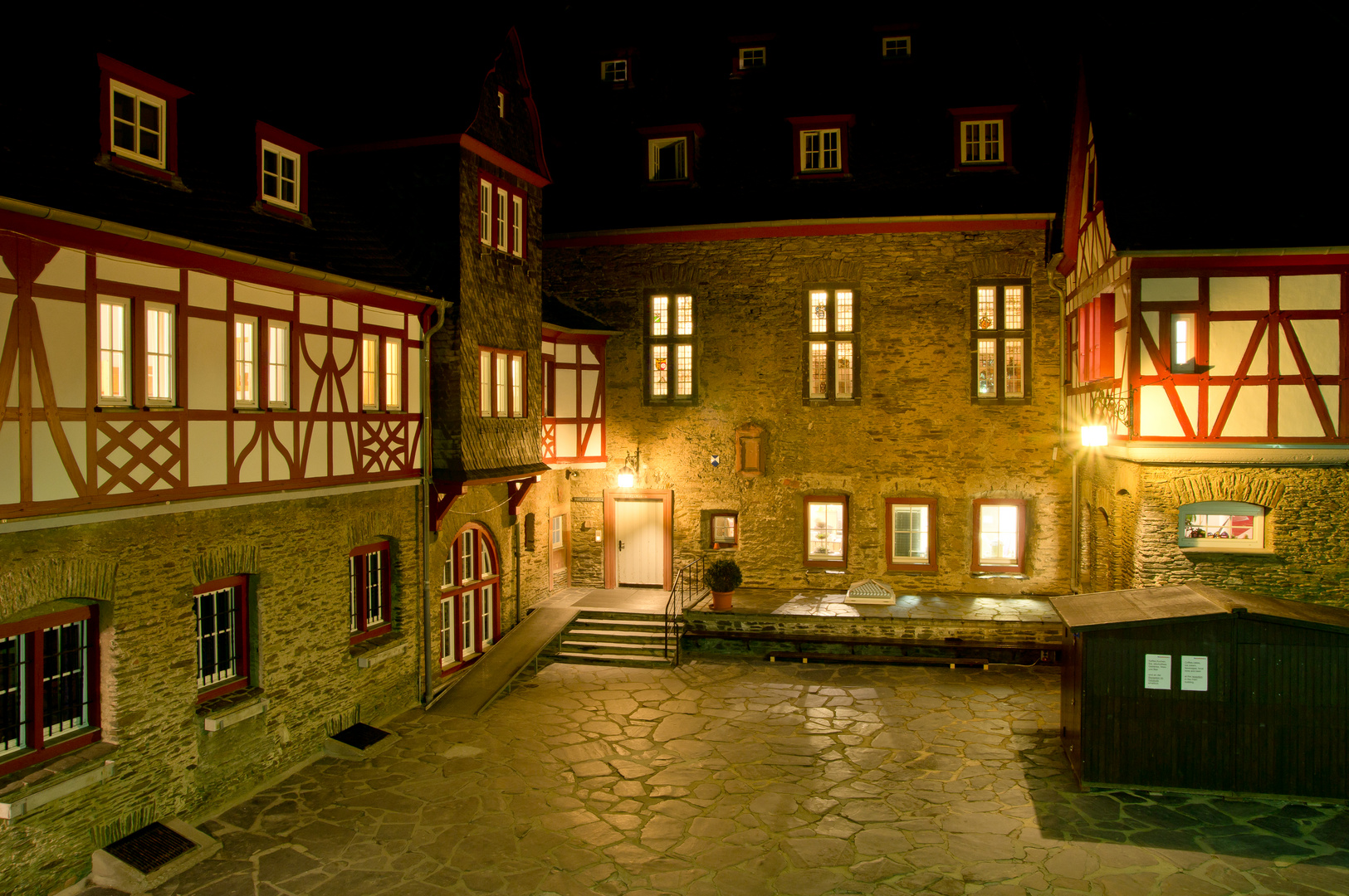 Eingangsbereich der Burg Stahleck und Innenhof bei Nacht
