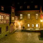 Eingangsbereich der Burg Stahleck und Innenhof bei Nacht
